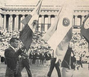 개막식, 솔저 필드. 레슬러 마리오 토바르 곤잘레스가 멕시코의 기수로 보인다.