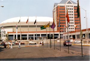 1988년의 팬 아메리칸 플라자. 폐막식은 후저 돔에서 열렸다.