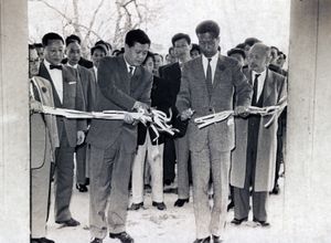 유영국(오른쪽)은 조선일보가 주최한 제4회 현대미술전(1960)의 주요 조직자였다. 방일영(왼쪽) 회장과 개막식에서