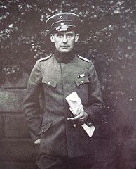 제1차 세계 대전 중 그의 상사 제복을 입은 그로피우스