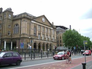 18세기부터 존재해 온 로열 런던 병원의 옛 건물