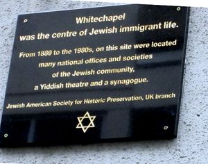 화이트채플은 19세기 말과 20세기 초에 영국 유대인 난민 이민자들의 생활의 중심지였다.