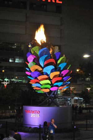 팬암 돔 옆에 위치한 2015 토론토 팬아메리칸 게임 성화대