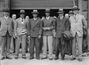 1932년에 출전한 일본 선수. 중앙 왼쪽부터 사토 지로, 하라다 타케카즈, 누노이 료스케.