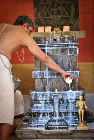 힌두교의 관정 의식. 인도, 카르나타카 주.