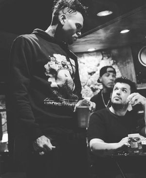 브라운(왼쪽)과 믹싱 엔지니어 파트리지오 피글리아포코(오른쪽)가 2016년 6월 앨범 작업을 하고 있다