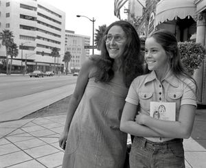 앨리 시디와 그녀의 어머니 샬롯 (1975년 캘리포니아 비벌리힐스)