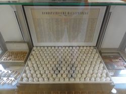 독일 바젤에 있는 의약품 역사관에 전시된 동종요법에 사용되는 성분이 들어 있는 용기가 정연하게 정렬된 상자