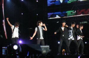 SM Town Live in Bangkok에서 콘서트 중인 샤이니.