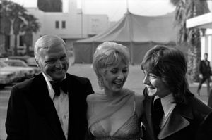 캐시디(오른쪽)와 그의 아버지인 배우 잭 캐시디(왼쪽)와 그의 새어머니 셜리 존스(가운데) (1971년)