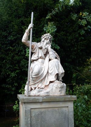 크룸 코트(Croome Court)의 드루이드 조각상, 말번힐스 구(Malvern Hills), 우스터셔