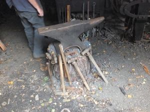 통나무에 장착된 대장장이 모루