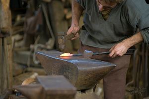 프랑스 트레니의 괴들롱 중세 건축 현장에 있는 모루