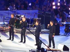 런던에서 열린 2012 올림픽 게임 폐막식에서 "Rule the World"를 공연하는 테이크 댓