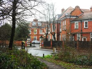 노스 엔드 웨이}} NW3. 피셔가 1896년부터 1904년까지 살았던 곳으로, 잉글리시 헤리티지가 설치한 블루 플라크로 기념되고 있다.