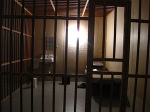 테칭 시에가 그의 지구력 예술 작품을 수행한 감방; 이 작품은 현재 뉴욕 현대 미술관 소장품에 있다.