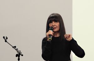 모스크바 심포지엄 중 평론가이자 퍼포먼스 전문가인 로즈리 골드버그