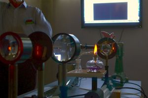 불꽃에서 소금물을 사용한 589 nm D(왼쪽) 및 590 nm D(오른쪽) 방출 나트륨 D선 시연