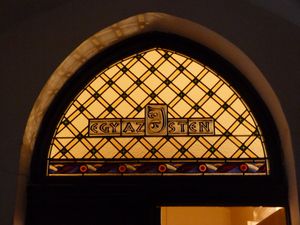 Egy az Isten}}) 스테인드글라스 창문.