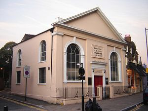 뉴잉턴 그린 유니테리언 교회(Newington Green Unitarian Church) (영국 런던). 1708년에 건축되었으며, 런던에서 여전히 사용되고 있는 가장 오래된 비국교도 교회이다.