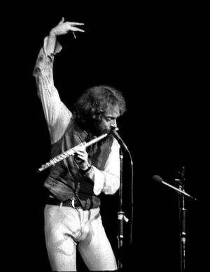 제쓰로 툴(Jethro Tull (band))과 함께 공연하는 앤더슨, 캐나다 온타리오주 토론토 메이플 리프 가든, 1977년 3월 24일