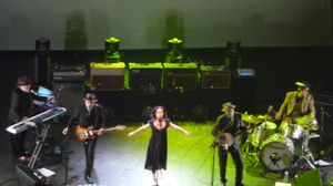 2009년 공연에서 함께 연주하는 존 파리시와 PJ 하비. 하비는 파리시를 자신의 "음악적 소울메이트"라 하였고 20년 넘게 같이 음악 작업을 해왔다.