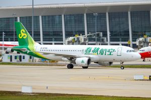 정저우 신정 국제공항에서 2021년 도색을 한 에어버스 A320-200