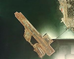 1974년 나가사키 공항 건설 중 촬영된 항공 사진; 공항 개장 1년 전. 이전 공항은 오른쪽 상단에 위치해 있다.