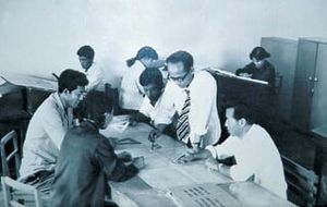 1960년 김정태 전기 기관차 공장의 설계팀이 적기 1형 기관차 설계를 위해 작업하고 있다.