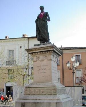 라퀼라에 있는 살루스티우스의 동상