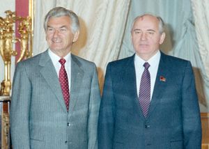 밥 호크가 1987년 소련 지도자 미하일 고르바초프와 만나는 모습. 호크는 최장수 노동당 총리가 되었다.