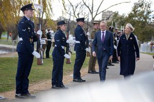 앤서니 앨버니지, 제31대 오스트레일리아 총리가 엘리자베스 2세 여왕의 플래티넘 주빌리 기간 중인 2022년 6월 4일, 연방 경비대를 사열하고 있다.