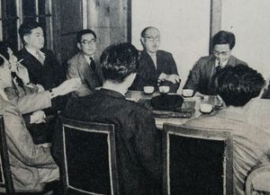 1953년, 중국 문학 연구회에서의 다케우치 (뒤쪽 오른쪽에서 두 번째). 뒤쪽 오른쪽 끝은 다케다 타이준.