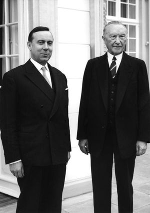 서독 총리 콘라드 아데나워와 함께 있는 미셸 드브레, 1960년 본.