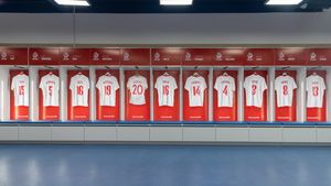 경기장 라커룸에 있는 폴란드 국가대표팀 축구 유니폼