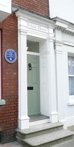 올드 포츠머스의 12 High Street (존 E. 핑크 경의 변호사 사무실 건물) 벽에 있는 블루 플라크는 1898년 4월 5일 창립을 기념한다.