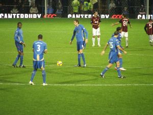 국제적인 스트라이커 피터 크라우치와 누안코 카누가 UEFA 컵 경기에서 AC 밀란을 상대로 포츠머스를 위해 킥오프