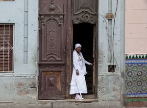 쿠바, 올드 하바나의 한 동네에서 여성 수행자