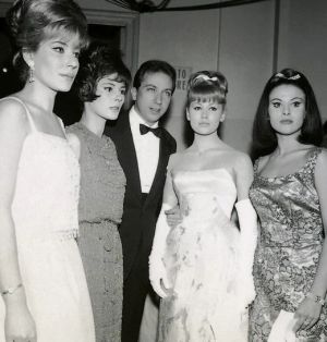 1963년 산레모에서 에디 캄파놀리, 로사나 아르마니, 줄리아나 코프레니, 마리아 조반니니와 함께 있는 마이크 봉조르노(가운데). 봉조르노는 11번의 산레모 음악제를 진행했다.