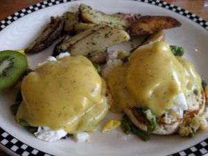 메인에서 제공되는 게와 아스파라거스 에그 베네딕트