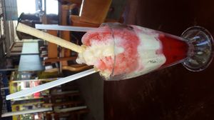 코스타리카의 Churchill은 얼음, 시럽, 연유, 분유, 아이스크림, 타마린드, 과일, 스폰지 케이크로 만들어진다.