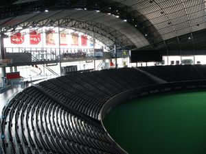 삿포로 돔 백스크린 상단 광고 간판 중, 오른쪽부터 하늘색 계열·적색 계열의 2개가 신조의 것(2006년).