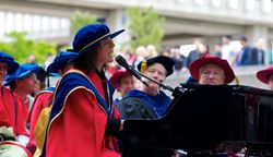 사이먼 프레이저 대학교에서 명예 학위를 수여받은 사라 (2015년)