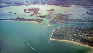 상공에서 본 베네치아 석호의 섬들. 중앙 뒤편에는 베네치아와 본토를 잇는 리베르타 다리가 보인다.