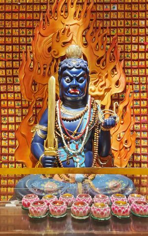 싱가포르 워터루 스트리트에 있는 쿠리카라 검과 밧줄을 든 부동명왕 좌상