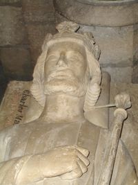 랭스 대성당에 묻힌 할아버지 카를 마르텔의 묘