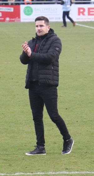 리 벨, 2023년 3월 4일 서튼 유나이티드에서 원정 응원단을 격려하는 크루 알렉산드라의 현 감독