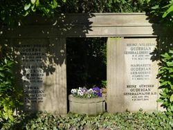 구데리안 가문의 묘소. 구데리안과 아내 마르가레테, 장남 하인츠 귄터의 묘소가 있다