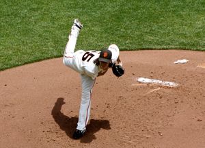 최초로 풀타임 첫 두 시즌에 모두 사이 영 상을 수상한 팀 린스컴