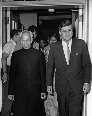 미국 대통령 존 F. 케네디와 인도 대통령 사르베팔리 라다크리슈난(왼쪽)이 회담 후 백악관을 떠나고 있다. 1963년 6월 4일, 인도 외무부 장관 락슈미 N. 메논이 백악관 서관 입구에서 케네디 대통령 뒤를 걷고 있다.